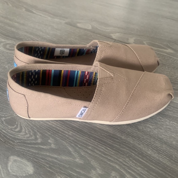 TOMS Alpargata Heritage Shoe, size 6 - Picture 4 of 5